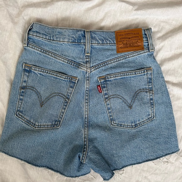 Levi’s | Premium Ribcage Short - Picture 4 of 9